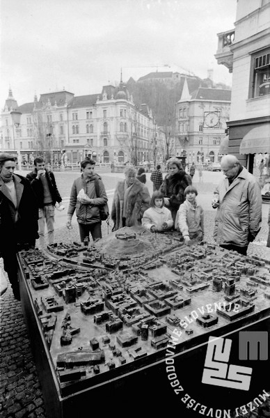 Na Prešernovem trgu so postavili na ogled bronasti model Ljubljane. Lokacija ni bila predvidena za dolgoročno. | Foto: Muzej novejše zgodovine Slovenije