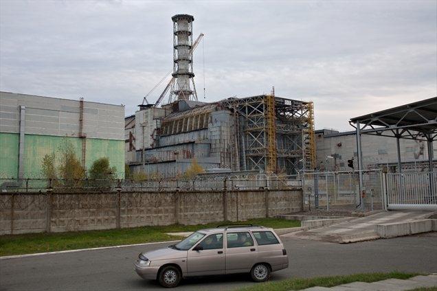 Gradnja černobilskega sarkofaga (na sredi) se je začela junija 1986, dokončan je bil že novembra istega leta. Hitenje je bilo nujno potrebno, a je objektu na dolgi rok škodilo, saj je bila gradnja površna.