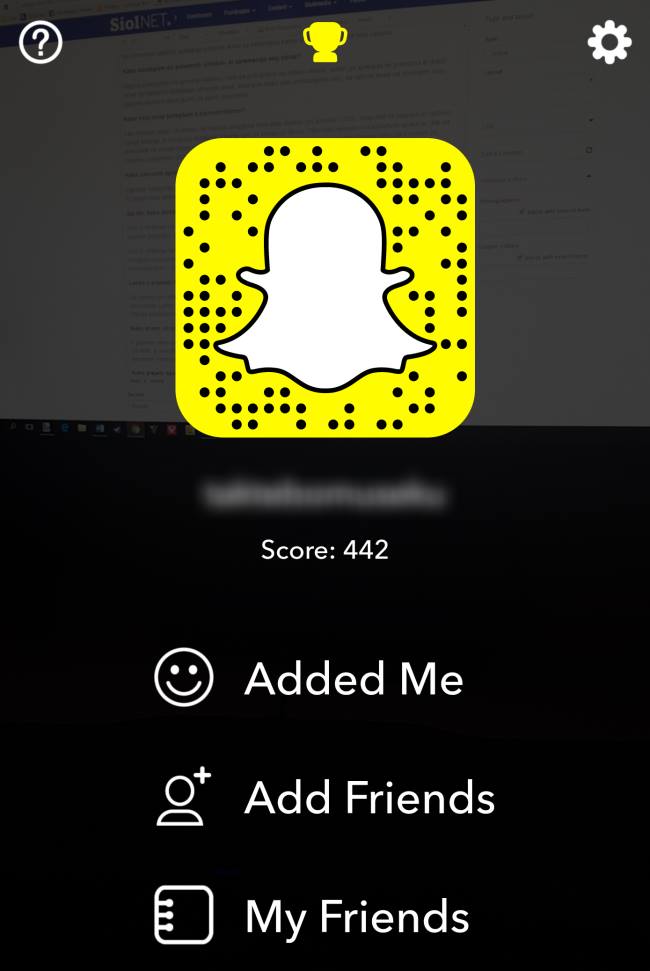 Pritisnite na ikono duhca (Snapchatov logotip) na vrhu zaslona. To je vaš profil, kjer lahko preverite obstoječi seznam prijateljev (My Friends), prošnje za prijateljstvo (Added Me) in dodate nove prijatelje (Add Friends). | Foto: 