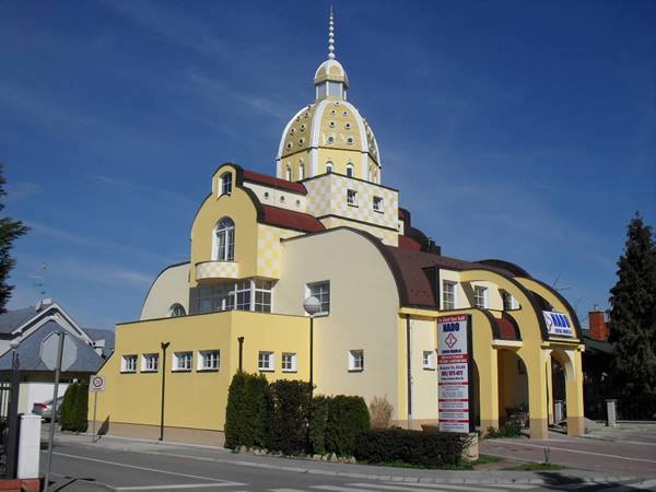 To ni cerkev, ampak stanovanjska hiša v Osijeku. | Foto: Facebook