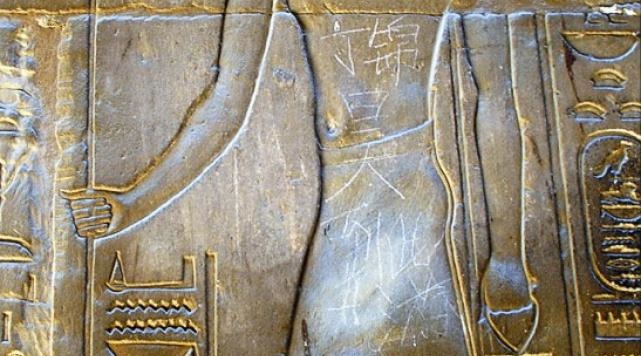 15-letni Kitajec Ding Jinhao je pustil svoj grafitarski "odtis" v mogočnem templju Luxor v Egiptu. Njegova starša sta se za incident njunega sina morala javno opravičiti. (Vir: nydailynews.com). | Foto: 