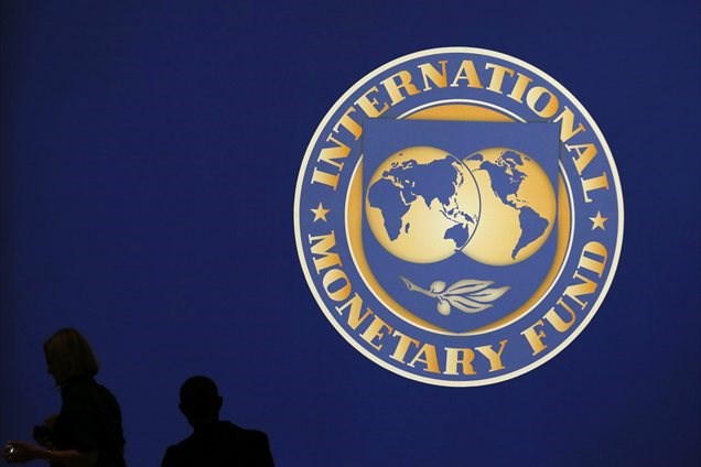 IMF je nekoliko zvišal napoved svetovne gospodarske rasti. | Foto: Reuters