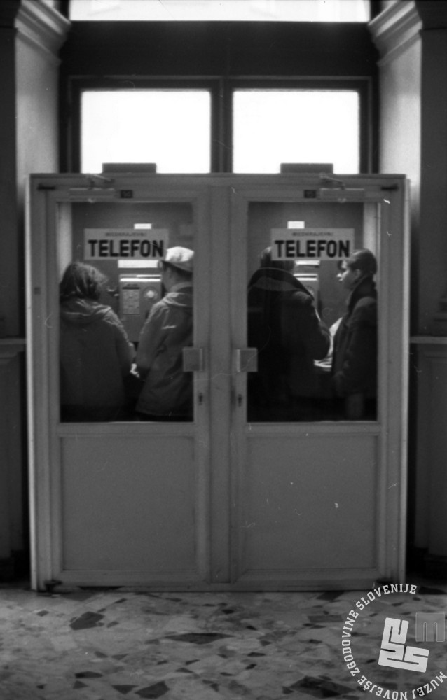 Telefonske govorilnice so bile ves čas zasedene, danes pa redko vidimo, da bi jih kdo uporabljal in je aktivnih zelo malo. (Foto: Miško Kranjec, hrani: Muzej novejše zgodovine Slovenije)