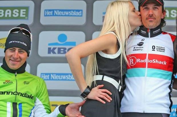 Ups, roka Petra Sagana je pred dvema letoma na dirki po Flandriji takole "pobegnila" k hostesini zadnjici.  | Foto: 