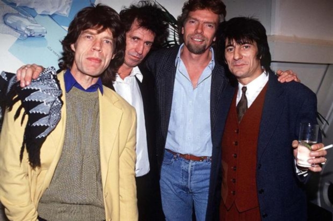Branson je za podpis pogodbe z založbo Virgin Records dolgo snubil v sedemdesetih eno največjih skupin na svetu Rolling Stones (na fotografiji je v njihovi družbi), a sta se mu Mick Jagger in Keith Richards mnoga leta jeguljasto izmikala (leta 1991 sta se vendarle vdala). Na njegovo srečo pa so založbo leta 1977 potrebovali punkerji Sex Pistols. Branson je na krilih njihovega mednarodnega uspeha zaslužil celo premoženje. | Foto: 