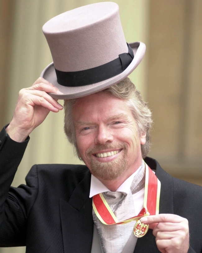 Richard Branson je marca 2000 postal "sir". Britanski princ Charles mu je za zasluge in dosežke na področju podjetništva namreč podelil viteški naziv. Branson se je ceremonije udeležil v svojem slogu - s pompozno opravo in velikim nasmeškom. | Foto: 