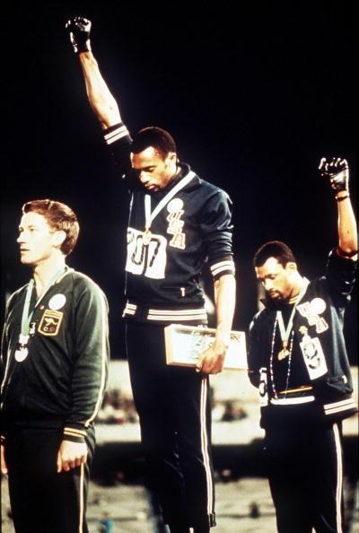 Tudi Avstralec Peter Norman je na podelitvi nosil značko olimpijskega projekta za boj za človekove pravice. | Foto: 