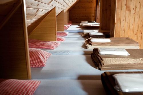 V Triglavskem domu na Kredarici je največ postelj. V 30 sobah je 141 postelj, v osmih prostorih s skupnimi ležišči pa 200. | Foto: 