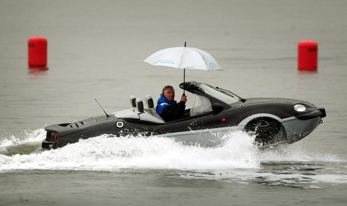 Leta 2004 je Richard Branson postavil tudi svetovni rekord za najhitrejše prečkanje Rokavskega preliva, morske ožine med južno obalo Velike Britanije in severno obalo Francije, v amfibijskem vozilu. | Foto: 