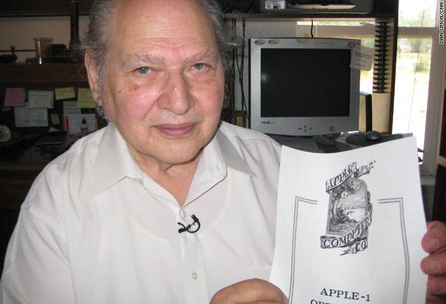 Ronald Wayne in prvi logotip podjetja Apple, ki ga je narisal sam. Foto: CNN | Foto: 