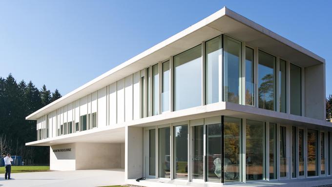 Fasada je razpeta med betonsko in stekleno konstrukcijo, z velikimi steklenimi površinami je namreč stavba zasnovana kot opazovalnica narave. 