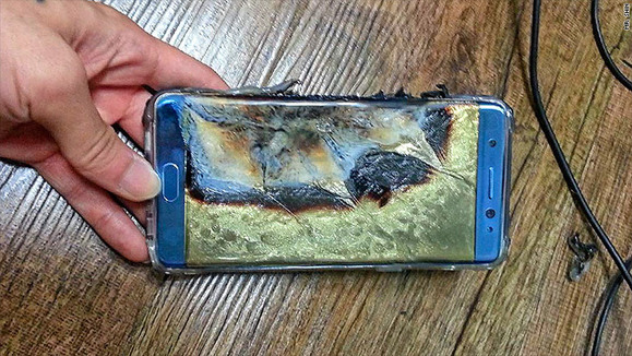 Takole je videti Galaxy Note7, ki so ga uničili ognjeni zublji iz baterije.  | Foto: 