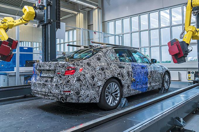 BMW je pri zasnovi nove generacije serije 5 prvič uporabil razvoj s pomočjo 3D-mapiranja, ki njihovim inženirjem omogoča, da izdelajo natančno digitalno sliko avtomobila in tako že pred končnim serijskim modelom odpravijo najmanjše napake oziroma pomanjkljivosti. Prvi BMW-ju so do zdaj tovrstno tehnologijo nadzora uporabljali le pri posameznih jeklenih elementih. Trdijo, da so zdaj kot prvi proizvajalec 3D-nadzor uporabili tudi pri izdelavi celotnega avtomobila. | Foto: BMW