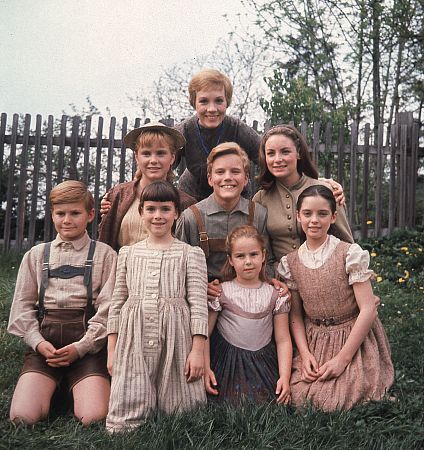 Charmian v družbi glavne igralke Julie Andrews in drugih otrok, ki so upodabljali otroke Von Trapp. | Foto: IMDb