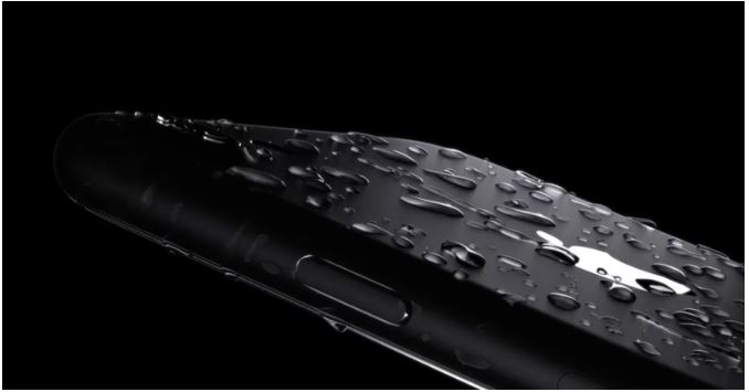 Z drugimi besedami – Apple iPhone 7 se oglašuje in prodaja kot vodoodporen telefon, a če bo komu padel v stranišče, zaščita pred vodo pa bo pri tem popustila, bo morebitno škodo kril sam.  | Foto: Matic Tomšič