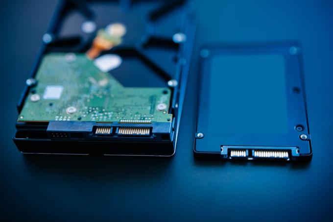 Na levi klasični trdi disk (tudi HDD), na desni disk SSD | Foto: Thinkstock