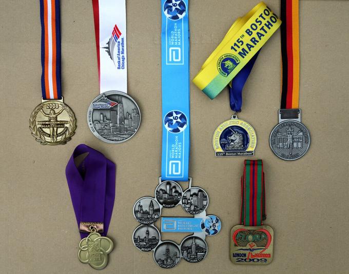 Šestim medaljam s šestih svetovnih maratonov po novem dela družbo tudi medalja, ki združuje vseh šest maratonov, ki spadajo v serijo World Marathon Majors. | Foto: Osebni arhiv