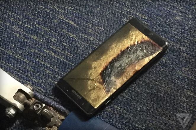 Goreči Galaxy Note7 je izžgal luknjo v tapison pod nogami potnikov v letalski kabini in se začel zažirati v tla pod njim. Njegov lastnik pravi, da je bila baterija telefona napolnjena do okrog 80 odstotkov. Foto: The Verge | Foto: 