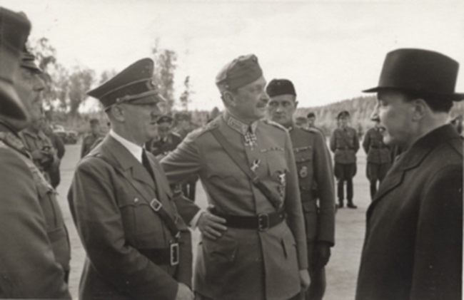 Adolf Hitler (na sredini levo) in Carl Gustaf Emil Mannerheim (na sredini desno) med obiskom führerja Tretjega rajha na Finskem.  | Foto: Wikimedia Commons