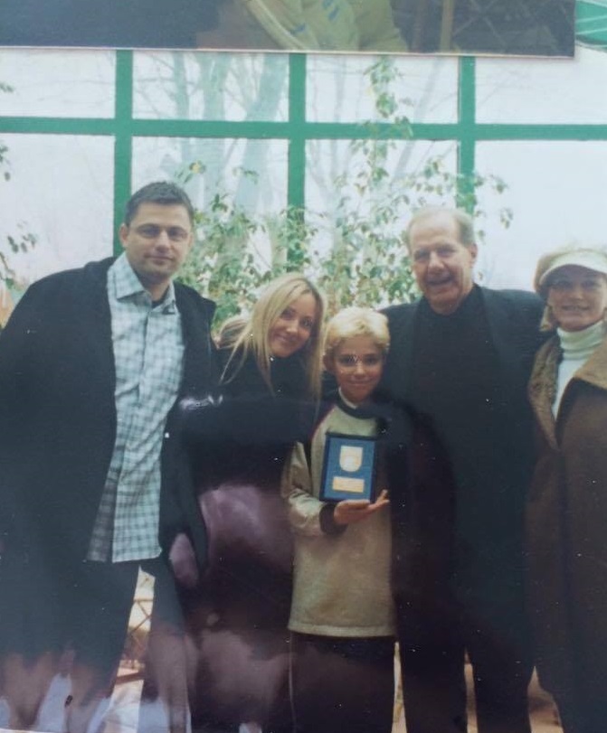 Borut Puc (v sredini), potem ko je osvojil slovensko prvenstvo do 12 let. Na levi strani sta starša Iztok in Jasenka Puc, na desni pa njegov sponzor Urs Zondler z ženo. | Foto: Osebni arhiv
