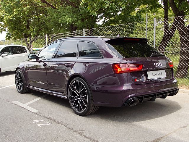 To je trenutno najdražji novi audi, ki ga prodajajo v Sloveniji: različico RS6 avant performance poganja štirilitrski motor TFSI, stane pa 193 tisoč evrov. | Foto: Porsche Verovškova