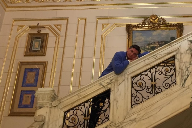 "Seveda je igra v svoji srčiki nesmiselna, ker je predsednik Pahor zaobjel že vse predmete, ki bivajo v duhovnem obzoru množice. Ni mogoče, da se mu je izmuznilo karkoli, kar se ne bi vsaj obrobno, za trenutek, kot usahel zvezdni utrinek, pojavilo med potrebami našega državljana." | Foto: Instagram/Getty Images