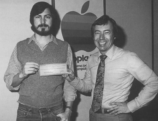 Steve Jobs (levo) in Mike Markkula (desno) s čekom za 250 tisoč dolarjev, kolikor jih je v Apple vložil Markkula.  | Foto: 