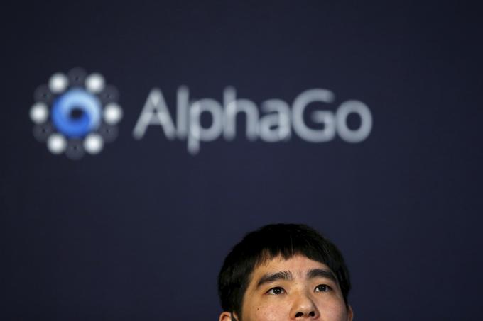 Lee Sedol, južnokorejski šampion v igri Go, ki je spektakularno izgubil proti Googlovi umetni inteligenci AlphaGo. | Foto: Reuters