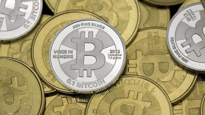 "Valuta, s katero se je v letu 2016 vsak dan trgovalo največ, je ameriški dolar (v povprečju 4.438 milijard dnevno). Zadnja, ki je dnevno presegla mejo milijarde dolarjev, je bolgarski lev. To pomeni, da je bil delež trgovanja z Bitcoinom v svetovnem merilu nič." | Foto: Reuters