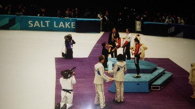 Na olimpijskih igrah v Salt Lake Cityju je Prosenčeva prvič sodelovala na podelitvi olimpijskih medalj. Kot t. i. flower girl je cvetje izročila kitajski hitrostni drsalki na kratke proge Yang Yang, ki je danes članica Mednarodne drsalne zveze.  | Foto: Osebni arhiv