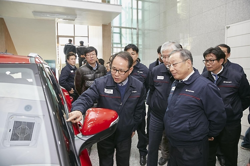 Predsednik SsangYonga (drugi z desne) je obiskal tovarno v Anseongu in si ogledal prototip premikanja stekel s pomočjo dotika roke. | Foto: SsangYong