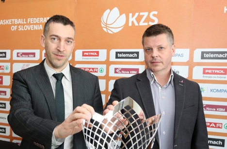 Dejan Mihec je s košarkarji Krke favorit, a ima Boštjan Kuhar s Hopsi drugačne načrte. | Foto: KZS