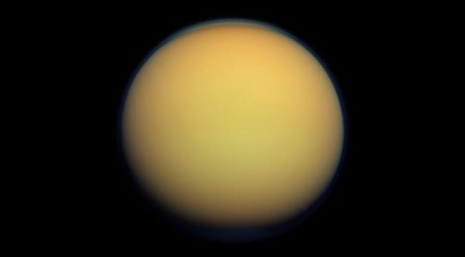 14. januarja 2005 je na površini Titana, največje lune plinastega planeta Saturn, pristala sonda Huygens. Šlo je za najbolj oddaljeni pristanek človeškega plovila na kateremkoli od vesoljskih teles in do zdaj edinega v zunanjem delu Osončja (onkraj orbite planeta Marsa). Sondo Huygens je do Titana odpeljalo raziskovalno plovilo Cassini ameriške vesoljske agencije Nasa, ki še danes kroži okrog Saturna. | Foto: NASA