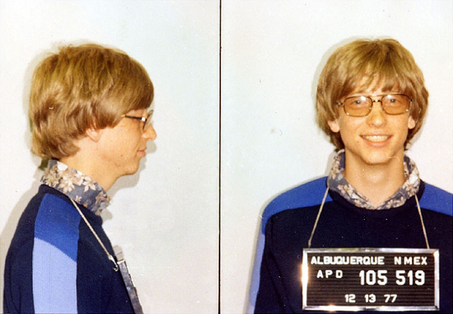 Fotografija Billa Gatesa na policijski postaji v mestu Albuquerque po aretaciji zaradi prometnega prekrška. Star je bil 22 let.  | Foto: Thomas Hilmes/Wikimedia Commons
