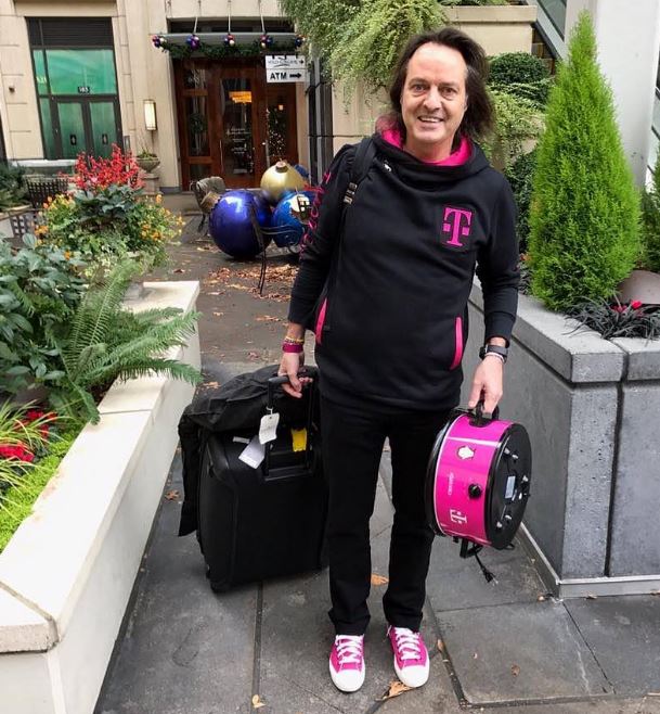 Kadar gre na pot, Legere s sabo vselej vzame ogromno prtljage z logotipom T-Mobile. Posebnost, ki jo vselej vlači na pot, je posebej zanj izdelani počasni kuhalnik (drži ga v levi roki).  | Foto: T-Mobile