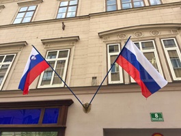 Zastava Republike Slovenije in slovenska narodna zastava na Wolfovi ulici 8 v Ljubljani | Foto: Aleksander Hribovšek