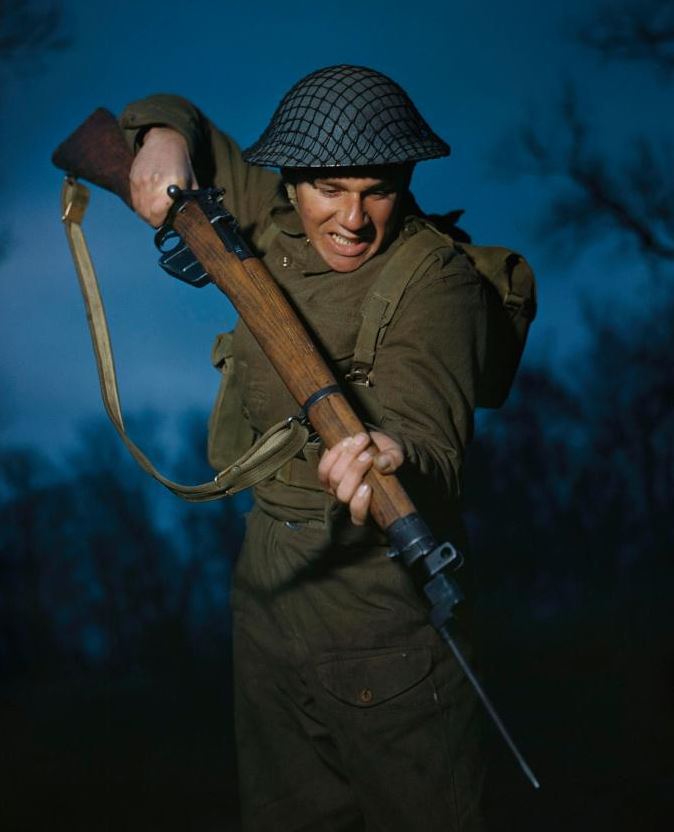 Vojak 6. bataljona lahke pehote Alfred Campin med urjenjem, 1944 | Foto: Britanski Imperialni vojni muzej (IWM)