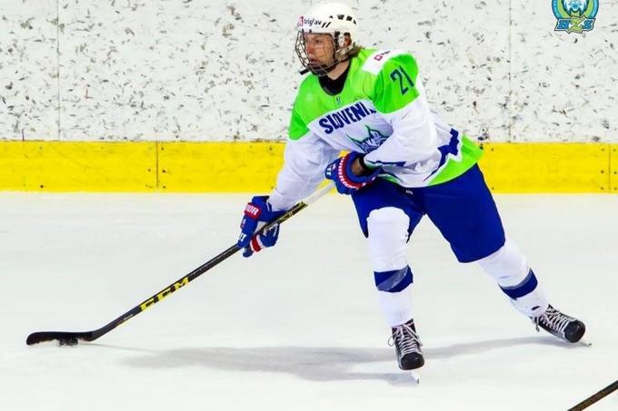 Do zdaj je igral v mlajših reprezentančnih selekcijah, ni pa daleč dan, ko se bo pomešal tudi med velike rise. | Foto: Hokejska zveza Slovenije