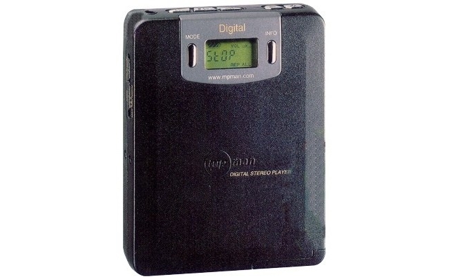 Diamond Rio PMP300 je bil prvi komercialno uspešni predvajalnik glasbe MP3, ne pa tudi prvi predvajalnik glasbe MP3. Ta čast pripada napravici MPMan F10 južnokorejskega proizvajalca Saehan Information Systems, ki je bila predstavljena na računalniškem sejmu CeBIT marca 1998, prodaja pa se je začela poleti istega leta. Klik za vir. | Foto: 