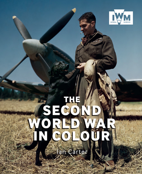 Naslovnica knjige Druga svetovna vojna v barvah. Mož na fotografiji je britanski letalski as James Johnson "Johnnie", družbo mu dela njegova labradorka Sally. S 34 sestreljenimi sovražnikovimi letali je bil Johnson eden od najuspešnejših britanskih pilotov med drugo svetovno vojno. Umrl je leta 2001.  | Foto: Britanski Imperialni vojni muzej (IWM)