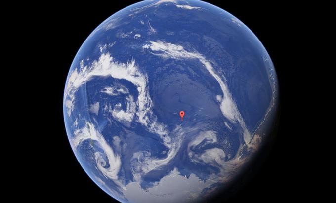 Najbolj osamljeno mesto na svetu je Točka Nemo sredi južnega Tihega oceana. Od najbližjega kopnega je oddaljena kar 2.688 kilometrov. Ljudje, ki se ji najbolj približajo, so astronavti na Mednarodni vesoljski postaji, ki občasno letijo približno 400 kilometrov nad njo. Točko Nemo so odkrili leta 1992, največ zaslug za to pa je imel hrvaško-kanadski znanstvenik Hrvoje Lukatela. | Foto: Google Zemljevidi