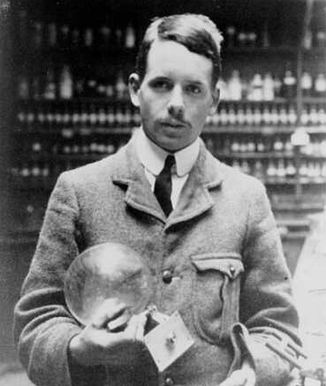 Moseley je bil izjemno nadarjeni britanski fizik, ki je fiziko atomskih delcev zgodaj v 20. stoletju dvignil na novo raven in bil tudi eden od kandidatov za prejemnika Nobelove nagrade s področja fizike v letu 1916. Njegova življenjska pot se je sicer končala eno leto prej in sicer 10. avgusta 1915, ko je bil Moseley star komaj 27 let. Ko se je v Evropi začela druga svetovna vojna, se je Henry namreč prostovoljno javil za služenje v britanski vojski in kot telekomunikacijski tehnik umrl v bitki za Galipoli v Turčiji (oziroma takrat še v Otomanskem imperiju). | Foto: Thomas Hilmes/Wikimedia Commons