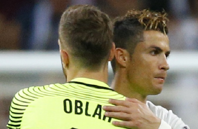 Bi lahko Oblak in Cristiano Ronaldo, prvi strelec madridskega Reala, poleti zapustila špansko glavno mesto? | Foto: Reuters