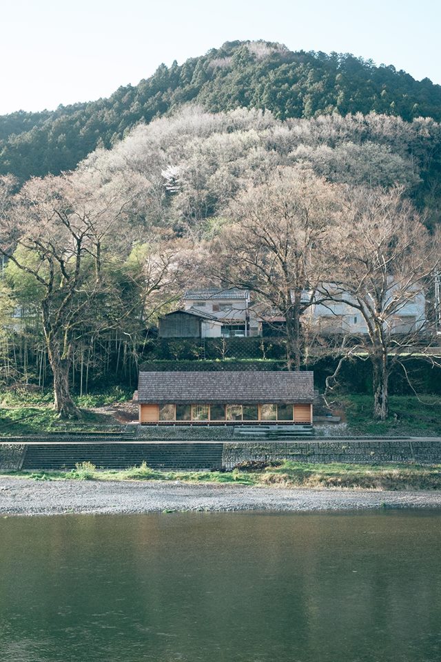 Hiša iz cedrovine je narejena skladno z graditeljskimi značilnostmi in vrednostmi tega okolja. | Foto: Yoshino Cedar House / Facebook
