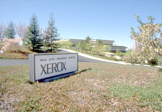PARC je akronim za Palo Alto Research Center. Šlo je za eno od podružnic podjetja Xerox, ki je razvijalo nove tehnologije. Ob ethernetu in laserskem tiskalniku so znani tudi po razvoju prvega osebnega računalnika in grafičnega računalniškega vmesnika.  |  Foto: Xerox | Foto: 