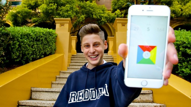 Ben Pasternak in pametni telefon iPhone z mobilno igro Impossible Rush | Foto: Crunchbase