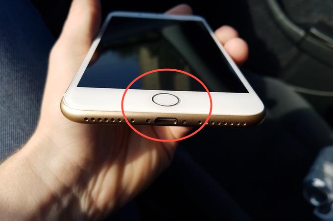 Gumb Domov na pametnem telefonu iPhone 7 Plus. Na spletu se sicer pojavljajo ugibanja, da se z naslednjo generacijo Applovih pametnih telefonov ta gumb poslavlja oziroma bo vdelan neposredno v zaslon. | Foto: Matic Tomšič