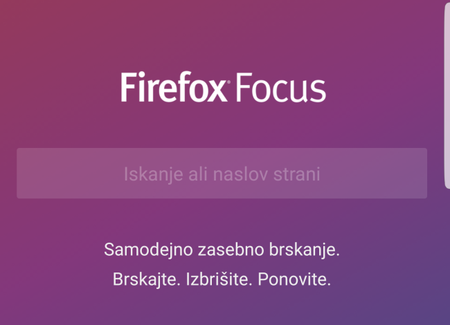 Firefox Focus je mobilni spletni brskalnik razvijalca programske opreme Mozilla, ki zna hkrati odpreti le eno spletno stran in ne pozna zavihkov, vtičnikov, ki dodajo nove funkcije, ali ustvarjanja zaznamkov. A prednost brskalnika Focus (to je sicer angleška beseda za osredotočenost) je, da spletne strani nalaga zelo hitro, obenem pa dobro skrbi za uporabnikovo zasebnost, saj blokira vse nadležne oglase in sledilne skripte, ter ne shranjuje zgodovine brskanja. Uporaben je predvsem takrat, ko se nam na pametnem telefonu mudi pogledati eno samo stvar. | Foto: Matic Tomšič