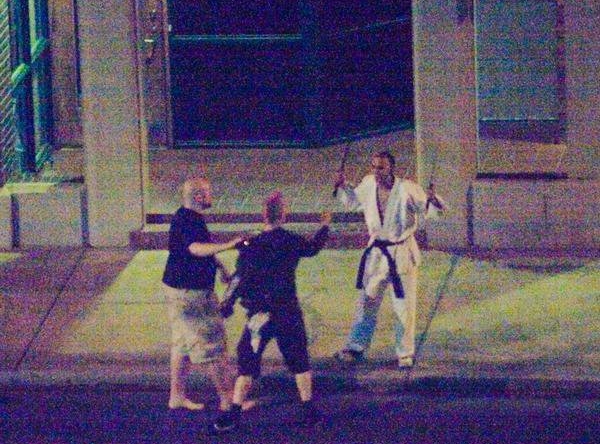 "Na ulici me je sredi noči napadel moški pod vplivom prepovedanih drog, ki je bil oblečen v kimono, v vsaki roki pa je vihtel meč. Odgnal sem ga s svojo rolko," je na forumu AskReddit zapisal uporabnik otis_the_drunk. | Foto: AskReddit / otis_the_drunk