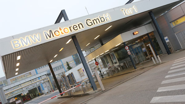 Vhod v tovarno motorjev BMW v avstrijskem mestu Steyr pri Linzu. | Foto: BMW